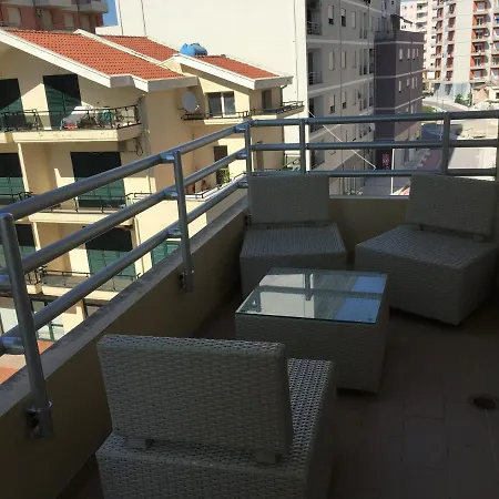 アパート Remzi Apartament
