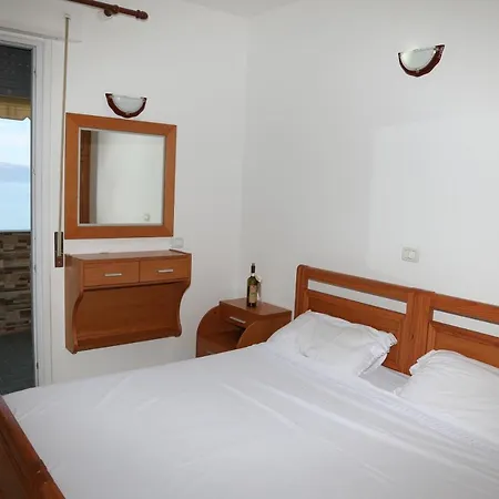 Remzi Apartament アパート