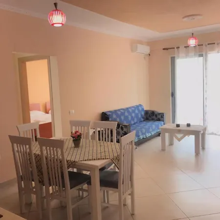 アパート Remzi Apartament