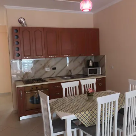 アパート Remzi Apartament