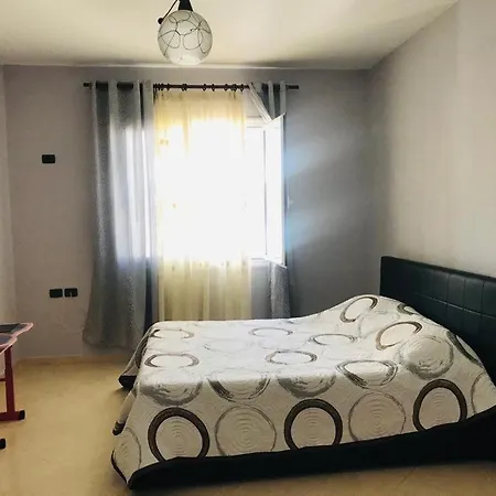アパート Remzi Apartament *
