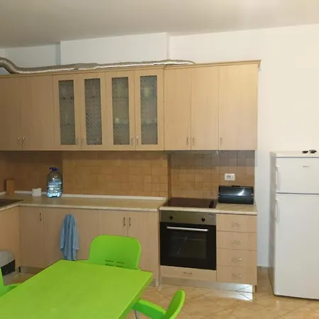 Remzi Apartament アパート