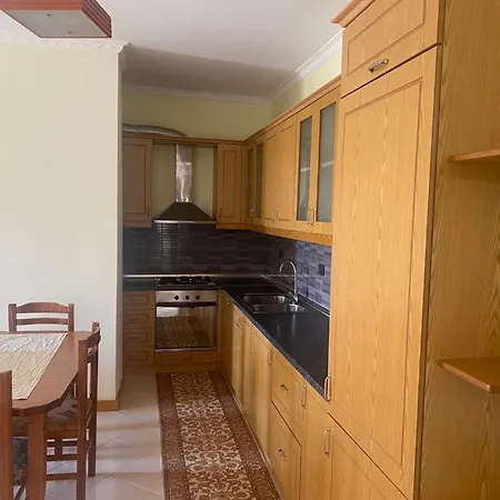 Remzi Apartament アパート
